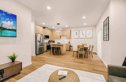 Gresham House | Scandinavian 4BR - King Suite · EV Plug · Sleeps 10