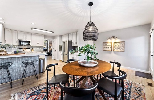 Loveland House | Scandinavian Chic – Hot Tub, Bikes and Lake Life!
