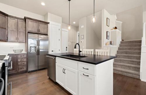 Loveland House | Scenic Mountain Retreat Golf, Pickleball, Relax
