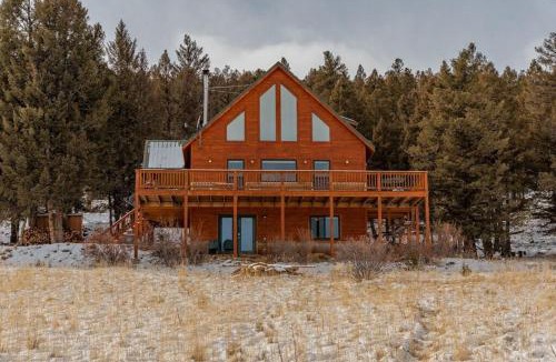 Fairplay House | Scenic Pet-Friendly Mountain Getaway With Two Living Areas and Game Room - A Reel Good Time