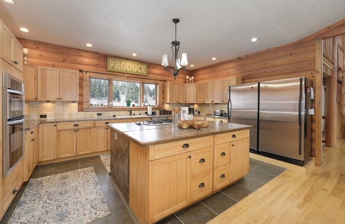 Kremmling Cabin | Secluded 4 bedroom cabin, private HT, mt views