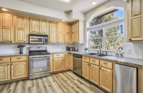 Rainbow Valley House | Secluded Modern Mountain Home, Views, Wifi, Hot Tub