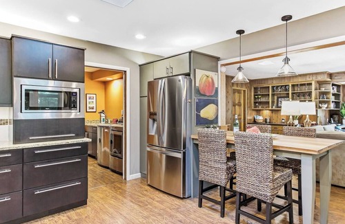 Pullman House | Secluded Riverfront Getaway