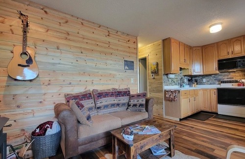 Michigan Hill Cabin | Secluded South Park Cabin - Amazing deck & views!