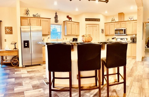 Florissant House | Secluded Spacious Mountain Cabin, Hot Tub, Big Kitchen, Fireplace 4 Treed Acres