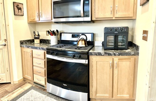 Florissant House | Secluded Spacious Mountain Cabin, Hot Tub, Big Kitchen, Fireplace 4 Treed Acres