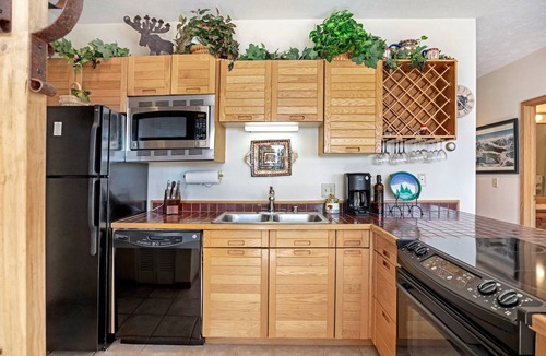 Wildernest Condo | See Fall’s Changing Colors! Panoramic Mountain View, Clubhouse & Fireplace Near Ski Resorts
