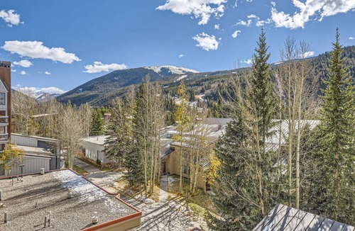 Mountain House Condo | See Fall’s Colors! Cozy Keystone Condo, Walk to Lifts, Mountain Views & Hot Tub