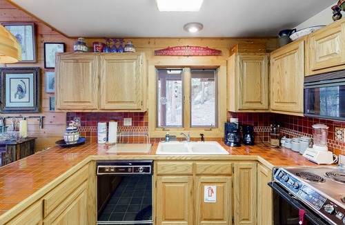 Almont Cabin | Serene mountainside cabin, with washer/dryer - near skiing