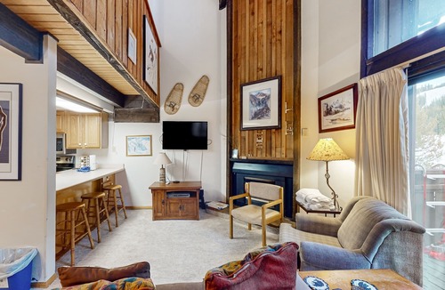 Copper Mountain Village Condo | Serene ski-in/out condo with Shared Hot Tub - Access to Lifts