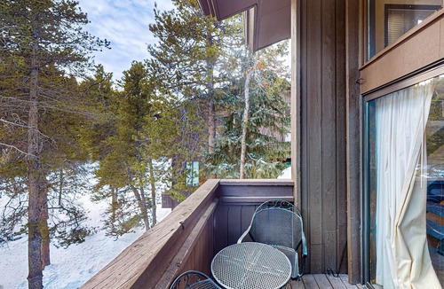 Copper Mountain Village Condo | Serene ski-in/out condo with Shared Hot Tub - Access to Lifts