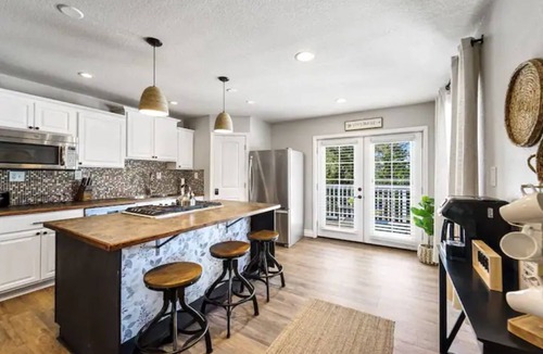 Monument Apartment | Serene Stay w/Mountain Views in Downtown Monument