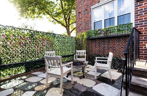 Queens Apartment | Serene Studio in Flushing on Main St with Free On-Site Parking and Laundry