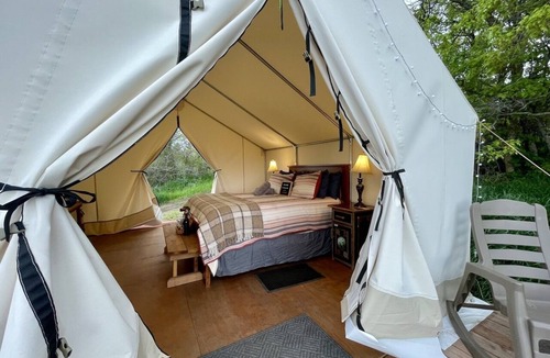 Monument Cabin | “Shady Pine” Glamping + Outdoor Tub & Hot Water