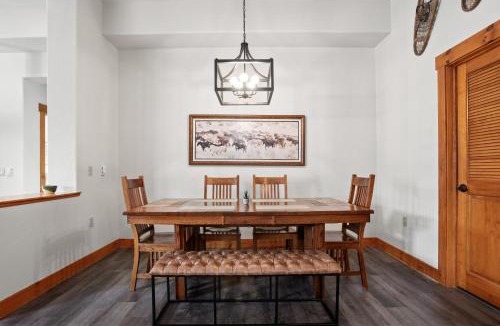 Steamboat Springs House | Shared Hot Tub,1 Car Garage, Dining & Grocery, Walk to Shops, On Bus Route