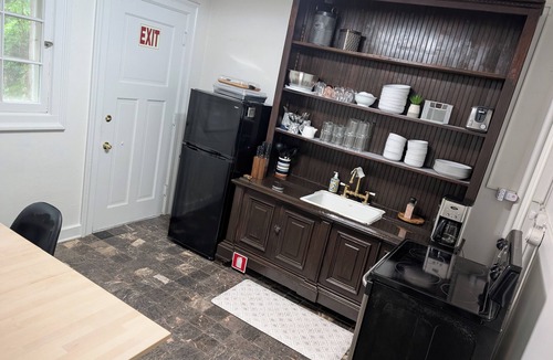 Old North End Cottage | Sharp Mansion Carriage Guest House: Old North End Homestead