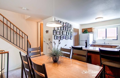 Four O'Clock House | Short Walk to Lift & Main Street, Wood Fireplace, Garage, Wi-Fi, Shuttle