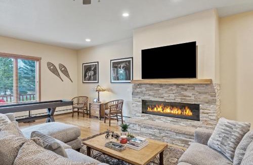 Steamboat Springs House | Shuffleboard Table - Modern Kitchen - Garage - Hot Tub