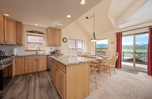 Fraser Condo | Shuttle Route + Private Garage - Amazing Views of Byers Peak - Pet Friendly, Washer/Dryer