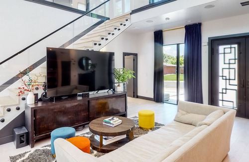 Englewood House | Silver Dollar - Unit A | Elegant house in Englewood with fireplace, gym, firepit
