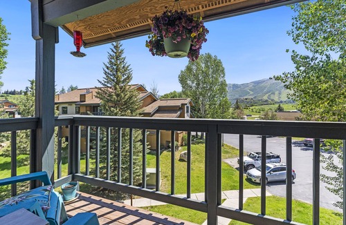 Steamboat Springs Condo | Ski Area Views - On Bus Line - Walk to Grocery Store - Community Hot Tub