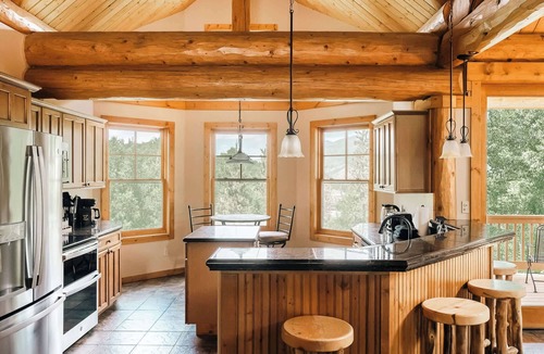 Three Peaks Cabin | Ski, Hike, Relax - Log Cabin with Views + Hot tub