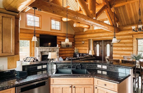 Three Peaks Cabin | Ski, Hike, Relax - Log Cabin with Views + Hot tub