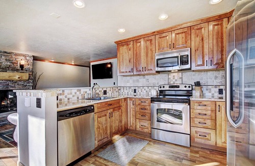 Breckenridge Condo | Ski Hill 27-Walk to Gondola & Main St. - In-Town-Remodeled Condo-On-site Pool/Hot Tub!