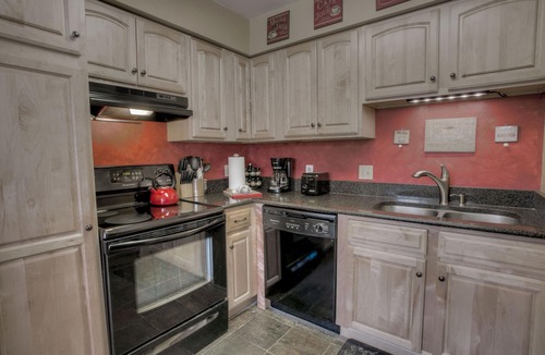 Breckenridge Condo | Ski In-One Block walk to Town! Great Views! Once You Arrive, No Need to Drive!