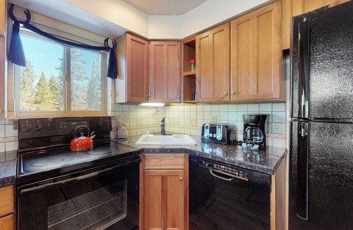 Four O'Clock Condo | Ski-in/out ground-floor condo with hot tubs, fireplace, gym & views