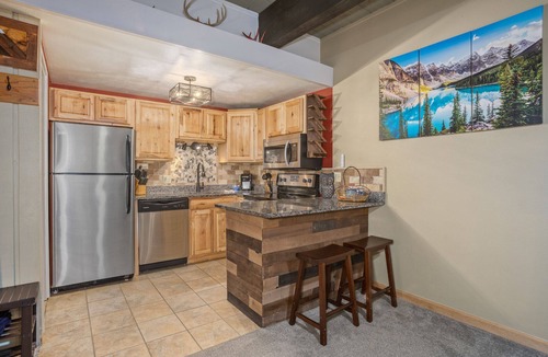 Steamboat Springs Condo | Ski In/Out! Hot Tub, Sauna, Pool + Club Amenities - King Bed