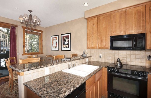 Four O'Clock Condo | Ski-in&out. Spacious Home w Hot Tub. Close to Town & Shuttle. 7th Nt FREE!