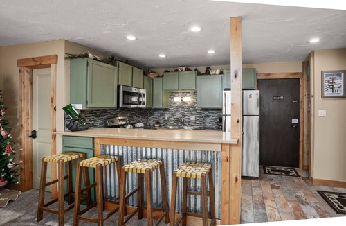 Steamboat Springs Condo | Ski In Ski Out - Easy Walk to Base Area Activities - Large Outdoor Hot Tub