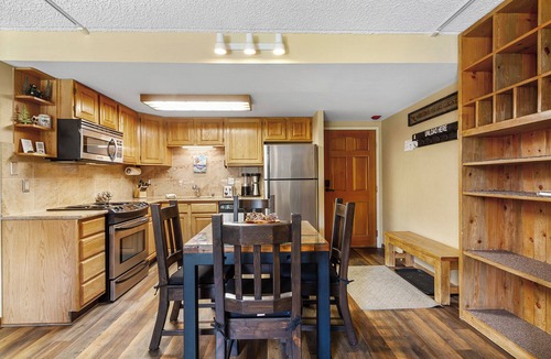Peak 9 Condo | Ski-in/ski-out 1 bdrm condo, Hot tub access/pool, Gas fireplace, close to Main S