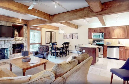Snowmass Village Condo | Ski-in ski-out 3 bedroom condo with private patio, hot tub & heated pool