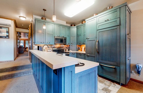 Vail Condo | Ski-in/ski-out home w/high-speed WiFi, fireplace & shared pool/hot tub/laundry