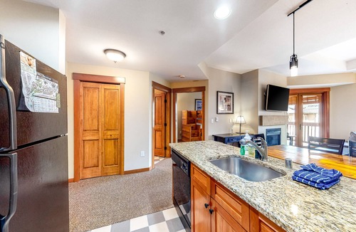 Copper Mountain Condo | Ski-In/Ski-Out Modern Condo with Shared Hot Tub & Sauna - Views of the Village