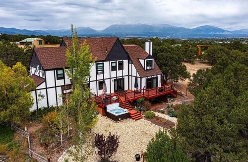 Salida House | Ski Lodge: Ski Rental near Monarch Mountain. Ideal for large groups, bachelor parties, corporate retreats