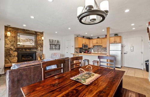 Steamboat Springs Condo | ⭐️ Ski to Deck ⎮ Free WiFi ⎮ Hot Tub