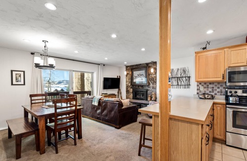 Steamboat Springs Condo | ⭐️ Ski to Deck ⎮ Free WiFi ⎮ Hot Tub