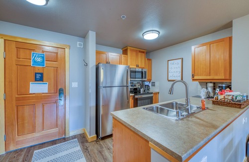 Copper Mountain Village Condo | Ski-view condo with hot tub & fitness room - walk to lifts & dining