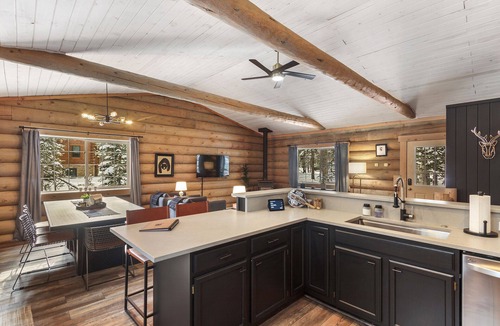 Blue River Cabin | SkiHytte🎿 Scandinavian Cabin 🪵 Forest Views 🌲 Pets OK 🐶 $0 Cleaning Fee