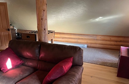 Oak Creek House | Skiing, Fishing, Hiking this log home is the perfect location to create memories