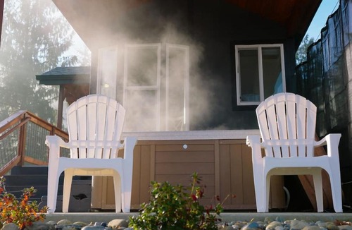 Monroe House | Skyriver Escape Riverfront With Hot Tub