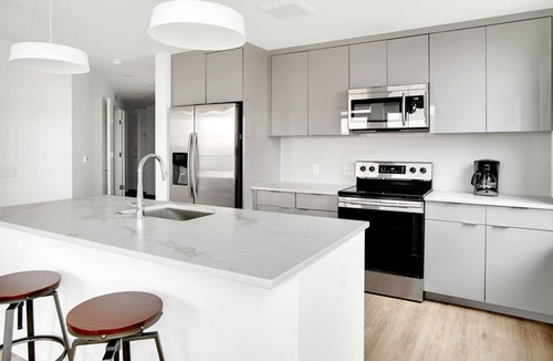 Congress Park Apartment | Sleek Congress Park 2BR w/ Gym & Pool, near shops & dining, by Blueground