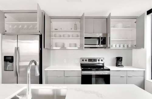 Congress Park Apartment | Sleek Congress Park 2BR w/ Gym & Pool, near shops & dining, by Blueground