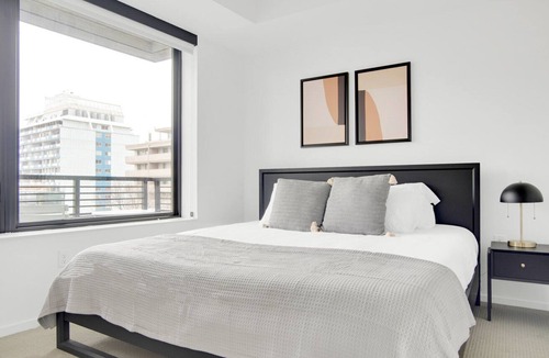 Congress Park Apartment | Sleek Congress Park 2BR w/ Gym & Pool, near shops & dining, by Blueground