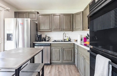 Morrison House | Sleek Getaway: Minutes to Red Rocks