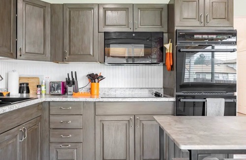 Morrison House | Sleek Getaway: Minutes to Red Rocks