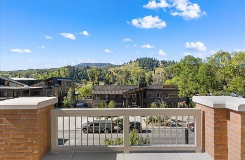 Downtown Steamboat Springs House | Sleek Mountain Retreat - Downtown - Summer AC